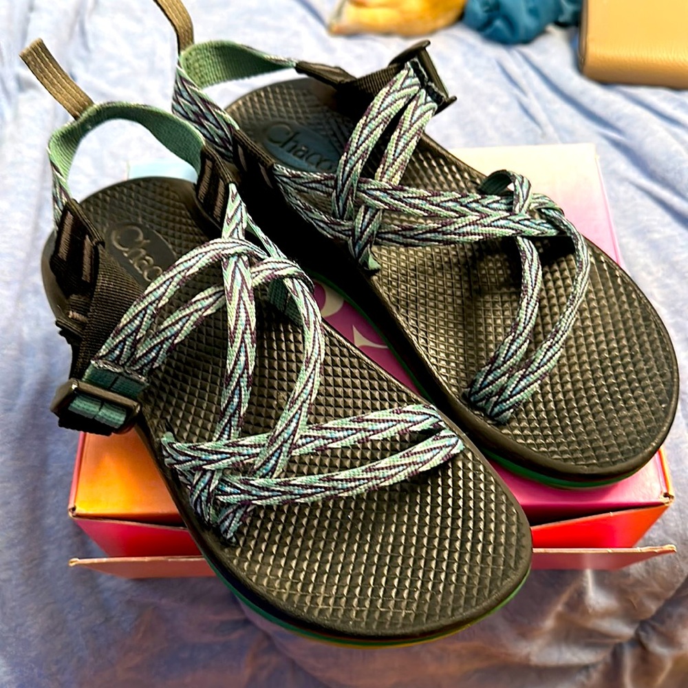 Big kids 4 or women’s 5.5 Chaco Z x 2 classic